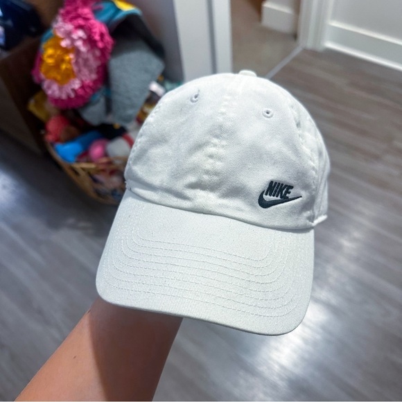 3/$20⚡️ Nike White Baseball Cap Hat Black Embroidered Logo Front S1ze Heritage - Picture 1 of 8